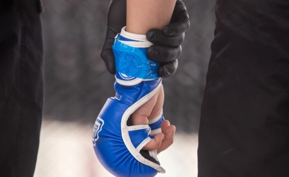 Новая эра в UFC: Топурия завоевал второй пояс в бою с Оливейра и чуть не спровоцировав потасовку